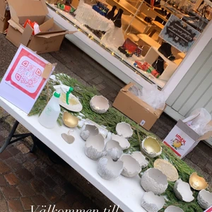 Inredningsdetalj i betong - Jag är med i ett uf-företag som heter jbme design Uf och vi tillverkar då liknande ljushållare i betong som passar i alla hushåll. Dessa är den perfekta julklappen för föräldrarna eller unga vuxna som är redo att flytta hemifrån.