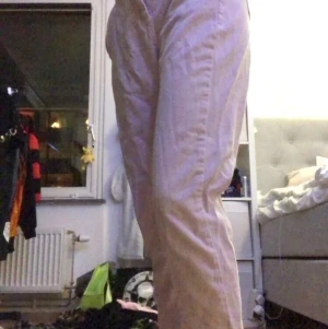 Rosa zara byxor - Ett par ljusrosa byxor från Zara. De är korta i benen, high waisted och baggy. Superbekvämt material och jättefin färg! Säljer för att de inte kommer till nån användning, de är i nyskick. Pris kan diskuteras!♥️