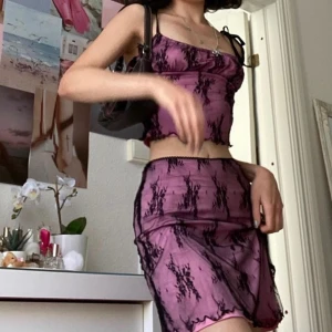 y2k kjol  - suuuuuuuuuuper fin kjol från sugar thrillz som aldrig kommer till användning för att jag råkade köpa för stor storlek. Bara använt 1 gång för att ta bilder med den i mitt rum </3 