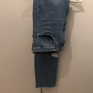 Blå jeans från zara storlek 36 - Ett par jeans från zara storlek 36 80kr