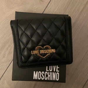 Love moschino plånbok - Har inte använt så mycket så den e som ny frakt ingår