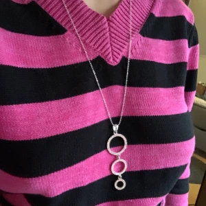 SNYGG HALSBAND - Nästan ny. Köpte utomlands