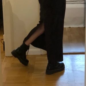 Vintage långkjol, 38 - Vintage långkjol i fint material och mönster. Storlek 38