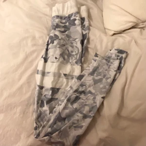 Stronger tights  - Stronger tights siberien i str Xs. Finns ej kvar på hemsidan och är i väldigt bra skick. Frakt tillkommer på 40kr💞bud på 130kr plus frakt 