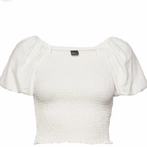 TOPP GINA - INTRESSEKOLL PÅ DENNA GULLIGA TOPPEN FRÅN GINA! Den är i storlek XS men passar S också då den är väldigt strechig! Budet börjar på 100kr! Får jag ett bra bud så säljer jag🤍