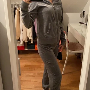 Mjukisbyxor - Storlek S,säljer för 160 med frakt. I mycket bra skick! Har ett likadant par fast i turkos färg! Säljer för jag har talat intresse! Köparen står för frakt