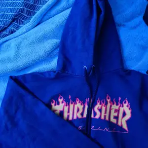 Mörkblå thrasher hoodie köpt på junkyard, använder inte längre och pris kan diskuteras 