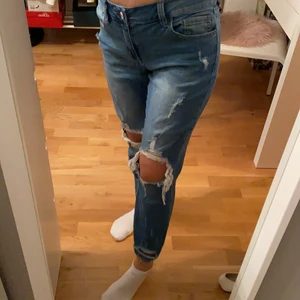 Trasiga jeans - ”Trasiga” jeans ,köpta i USA. Storlek S,jag är 158 cm o sitter perfekt i längden . Säljer för 150 kr 