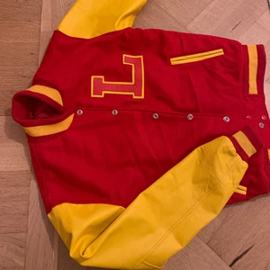 Varsity jacket  - En helt ny och custom made varsity jacka. Valde för liten storlek så satt för tajt på mig 😭 Äkta läder. Betalade 1300kr. Har endast provat. Från: thejacketshop. 