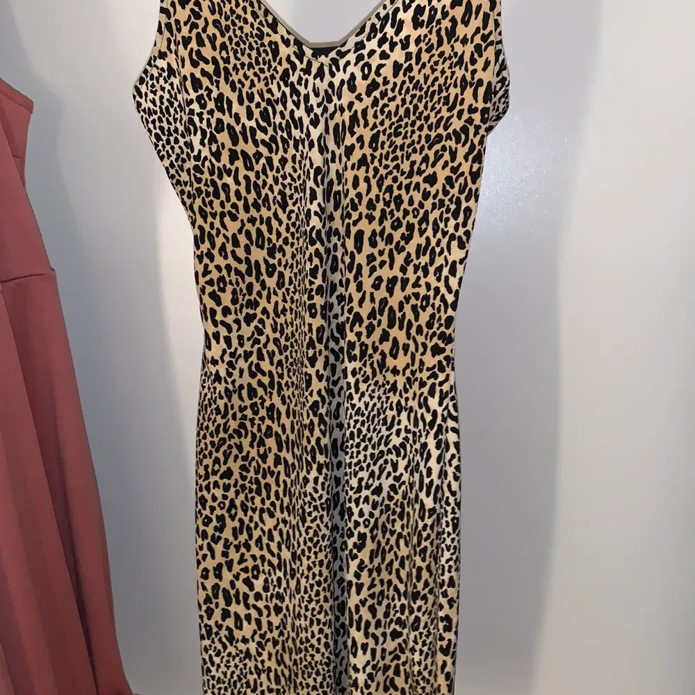 Tajt leopardklänning från H&M. Originalpris-99kr. Säljer eftersom jag aldrig använt den och vet att jag aldrig kommer att använda den.❤️ Jag är 166cm lång.. Klänningar.