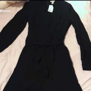 Byxdress  - Säljer en jättefin byxdress som jag bara har provat lappen är kvar vill att någon annan använder den än att den ligger i min garderob 😂✨.                                 Tar endast swish köparen står för frakten ✨