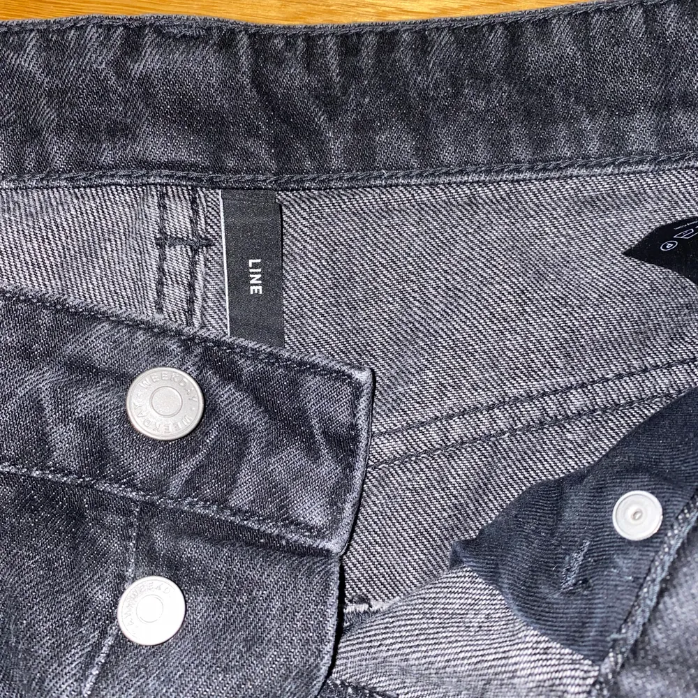 Köpta strax innan sommaren år 2020, nypris: 500kr. sparsamt använda då jag bara använt dem enstaka gånger. Hade inte hajat hur jeansstorlekar funkade när jag köpte dessa så även fast de passar mig idag sitter de inte som jag föredrar🥰). Fri frakt. 🤍. Jeans & Byxor.