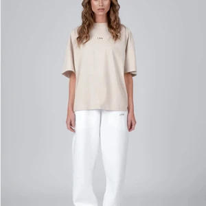 Strl s/m - ALDRIG ANVÄND! Jätte fin t-shirt från Linn ahloborgs egna märke LXA. Har dubbletter därför jag säljer. Köpare betalar frakt.