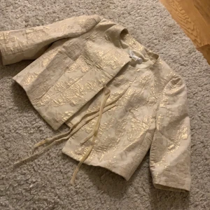 Beige kavaj/kofta  - Storlek L men passar även en S utmärkt 