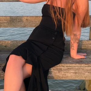 Sommarkjol - Den perfekta sommarkjolen ifrån MONKI. Säljer då den inte kommer till användning, använd väldigt få gånger så i extremt fint skick. Storlek xs men passar även jättebra på s