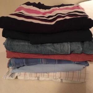 Herrkläder  - 4 kortärmade skjortor (S-L),  2 st shorts i M, ett par jeans  31/32, en långärmad tröja i M, tror det var allt!