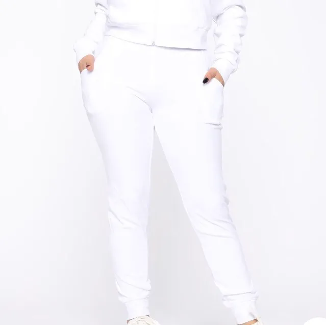 Helt nya lena mjukisbyxor från fashion nova i vit matrial liknande sammet med snörning och fickor, kontakta mig vid intresse ✨. Jeans & Byxor.