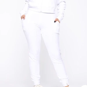 Fashion nova mjukisbyxor - Helt nya lena mjukisbyxor från fashion nova i vit matrial liknande sammet med snörning och fickor, kontakta mig vid intresse ✨