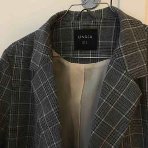  - Perfekt kavaj i oversize modell i grårutigt mönster och rosa innertyg. Säljes i nyskick! Kan mötas upp i Sthlm eller posta, priset är exkl frakt 🌿