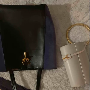  - Savas Milano vit skinn väska, nytt skick, made in Italy, fullpris 375€ =4060 kr, nu säljer jag för 2000kr  