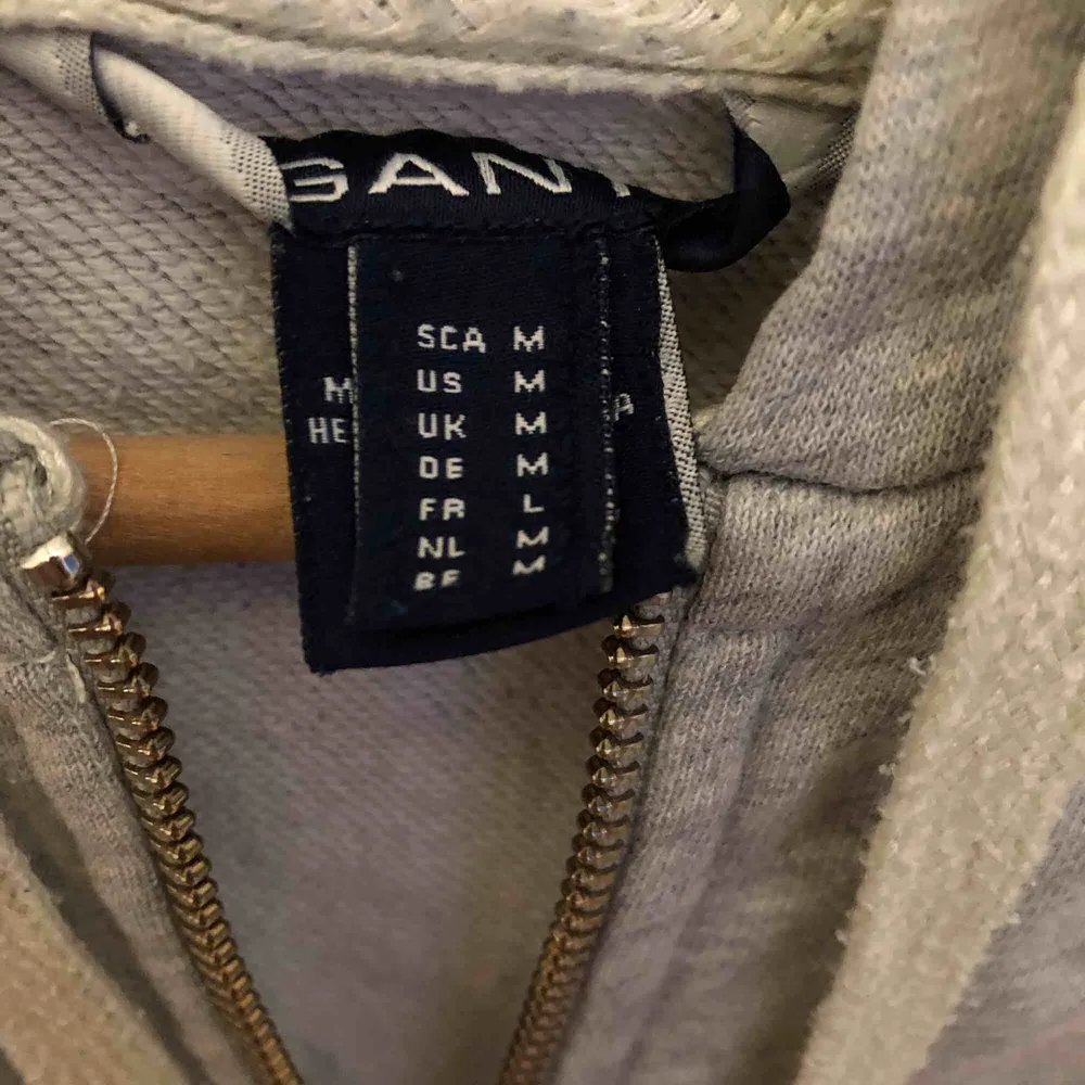 Säljer en Gant tröja med dragkedja och luva. Tröjan har inga fläckar eller något som inte ska vara där när man köper den.  Användt väldigt sällan   Nypris ca 1200kr. Tröjor & Koftor.