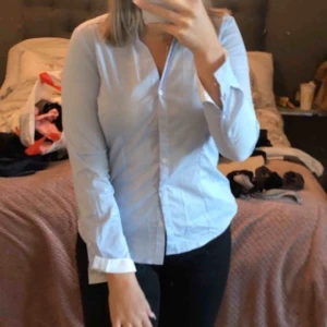  - Vanlig ljusblå skjorta  Skulle säga att det är en M i storlek  Använd vid endast ett tillfälle