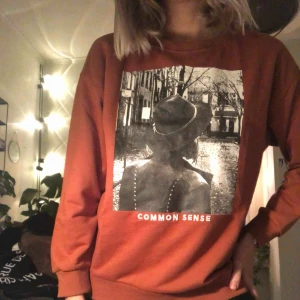  - Snygg sweatshirt med tryck! Aldrig använd - prislapp kvar. Jag fick den för några veckor sedan och skulle lämna tillbaka den, men det var kort bytesrätt, frakt tillkommer! 