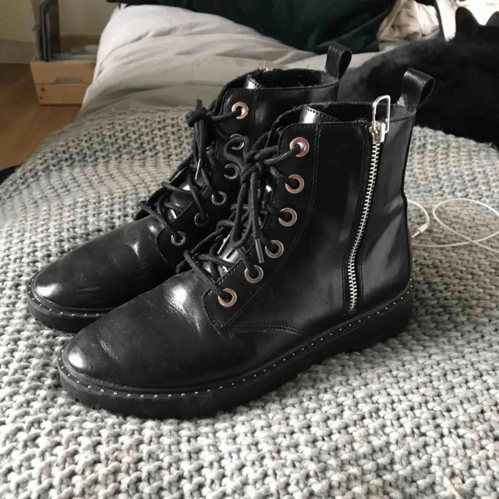 skitcoola svarta boots från zara strl 39, använd fåtal gånger i bra skick! Pris kan diskuteras! Inköpta för 600kr. Skor.