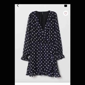  - Hej! Jag söker denna eller liknande klänningar i storlek 40-42 