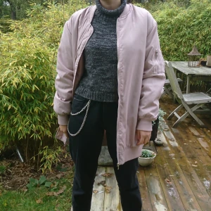  - En lång bomberjacka i grårosa färg, fin till hösten! Använd max 4 gånger! 