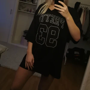  - Säljer denna snygga oversized tröja/klänning, jag har vanligtvis XS/S och såhär sitter den på mig men den passar även på S, M, L beroende på hur man vill att den ska sitta. Materialet kan ni se på andra bilden. Jättefint skick och köparen står för frakt. 