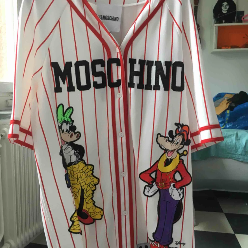 En klänning från Hm Moschino kollektion, använd en gång för att ta första bilden så helt ny!! Går inte att få tag på💕💕. Klänningar.