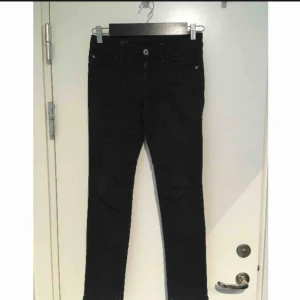  - Svartajeans från DL1961 Storlek 24  Hämtas i Bromma eller skickas, köparen står då för frakt