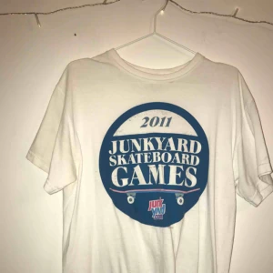  - Supersnygg skater tröja i storlek M/L men passar allt från XS-L beroende på hur man vill att den ska sitta