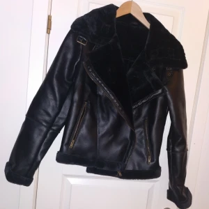  - Vinterjacka i biker modell, läder imitation. Oanvänd.