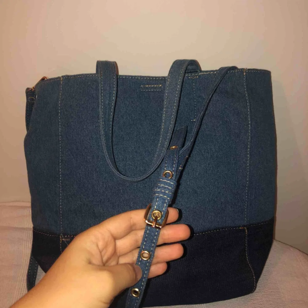 Säljer denna jeans väska ifrån Bikbok. Väskan är helt ny, aldrig använd och såklart i perfekt skick. 🌻😎🤠. Väskor.