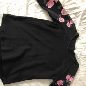  - Tröja med blommor på ärmarna