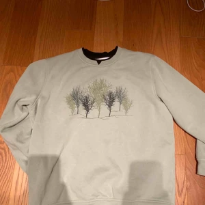  - Skit gullig tjocktröja köpt i London på secondhand 💗 kan mötas i Stockholm eller frakta 