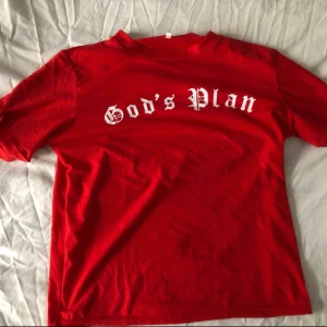  - T shirt med tryck gods plans