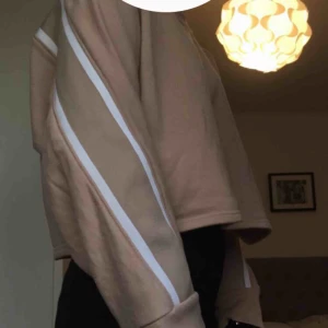  - Säljer nu denna tröja ifrån bik bok för att den är förstor för mig och för att jag aldrig använder den! När jag köpte den kostade den 250  men säljer den för 70kr! Möts upp i Karlskrona eller fraktar jag 70kr + frakt!