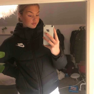  - En fin Nike jacka i dun är till salu! Den är i bra skick och dragkedjan funkar som den ska! Köparen står för frakten 