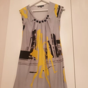  - Linne/klänning Storlek:S/M Färg: grå/svart/gul Begagnat skick men hel. Frakt tillkommer! Har swish