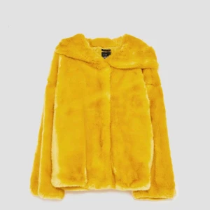  - Mysig fuskpälsjacka!!💛 Köpt för 2 år sedan från Zara. Typ 3 knappar är lösa som på sista bilden, men dem går att sy fast om man vill det! Annars bra skick och fin päls utan fläckar osv! Kan mötas upp annars tillkommer fraktkostnad e