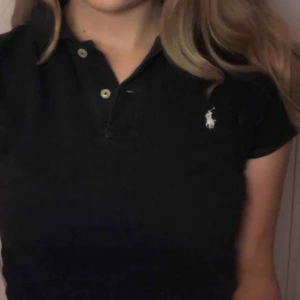 Ralph Lauren piké  - Marinblå pikétöja från Ralph Lauren i fint skick! Köparen står för eventuell frakt! 🥰