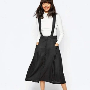  - Supersöt hängselkjol från Monki. Aldrig använd. Frakt tillkommer på 55 kr. Nypris: 599 kr ❤