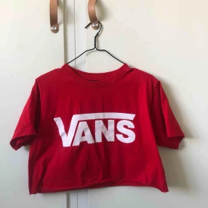  - Snygg avklippt röd vans tröja ❤️ köpare står för frakt! 