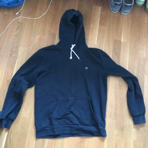  - En fin hoodie från märket les deux från Köpenhamn. Enda felet med den är att en av hoodiestrapsen gått sönder
