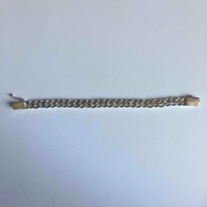  - Äkta silver (925) armband. Köparen står för frakt men kan gärna träffas inom Stockholm också. 