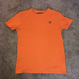 - Lyle&Scott t-shirt i junior storlek. Skulle absolut säga att den passar vuxen storlek S. Nypris ca 250kr säljer nu för 100kr eller högstbjudande! Frakt tillkommer 