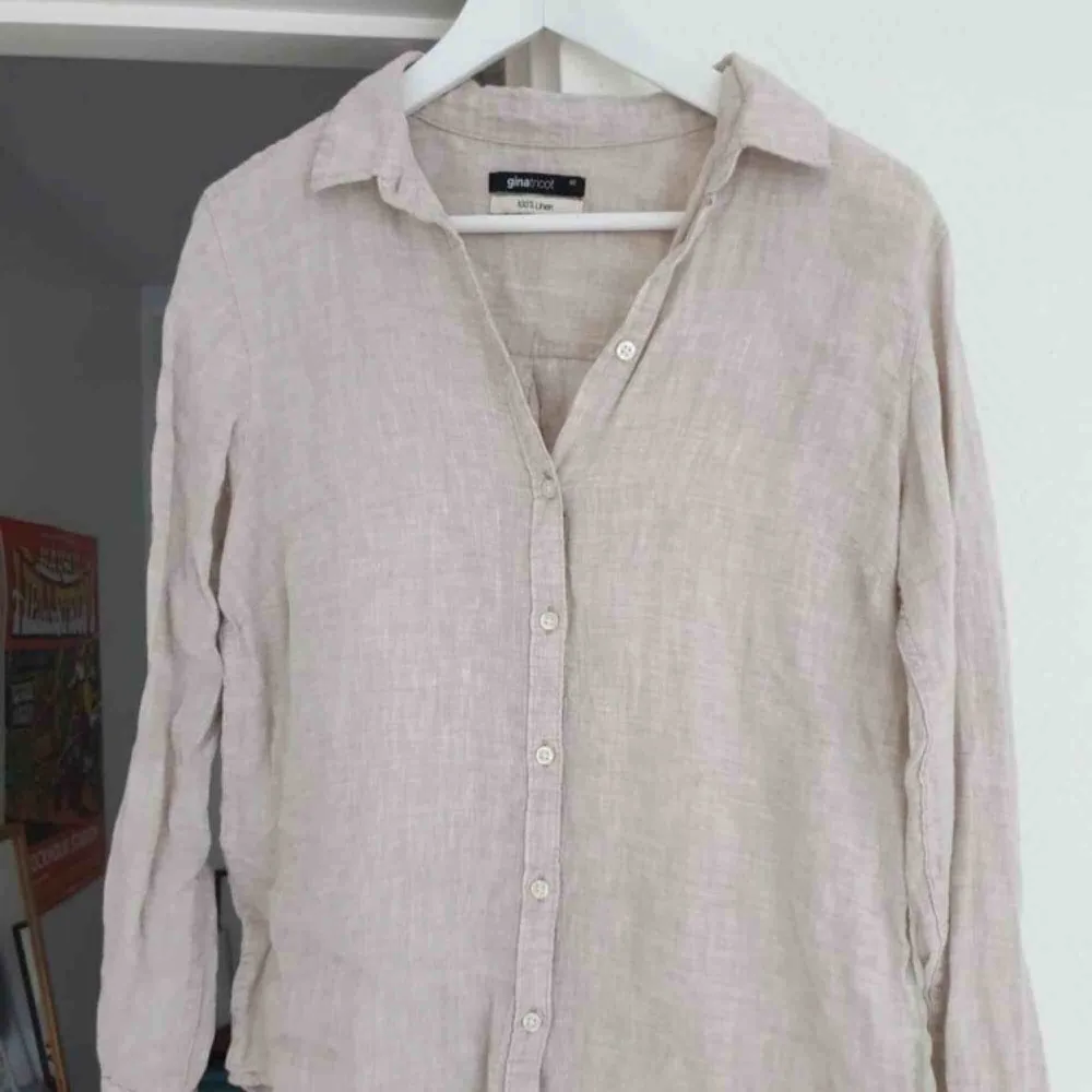 Jätteskön ljusbeige linneskjorta från Gina Tricot. Inte använd mycket så bra skicka. Frakt ingår!. Skjortor.